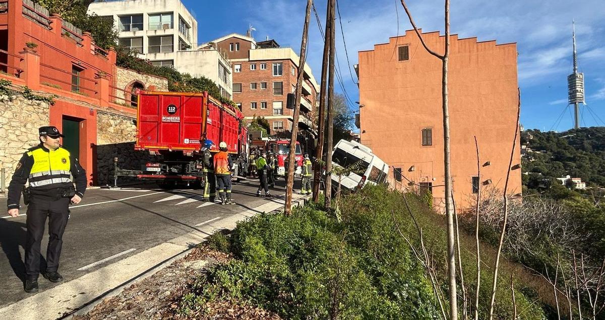Un minibús escolar, a punto de caer por un precipicio en Barcelona