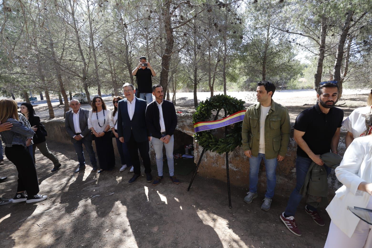 Celebración del 14 de abril en el paredón de España en Paterna