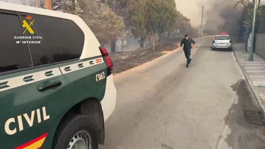 Así ha evacuado la Guardia Civil a los residentes de la urbanización de El Encinar del Alberche (Villa del Prado) por el incendio de Almorox