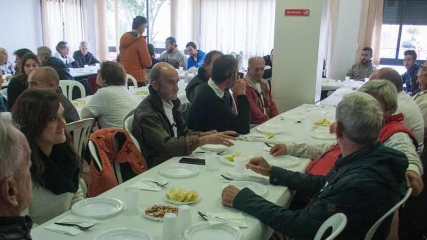 La sede de Cáritas en la calle Cauce acogió un jornada de convivencia a la hora de comer.