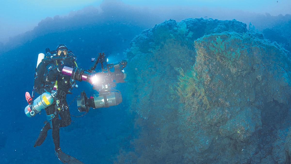 Uno de los investigadores de la Consejería de Transición Ecológica en una zona aledaña al delta lávico donde se pueden ver corales negros.