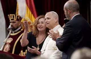Tots els regals que ha rebut el Papa en el seu viatge a Espanya: de les monedes commemoratives de l’‘Any Gaudí’ a un bonsai de 13 anys
