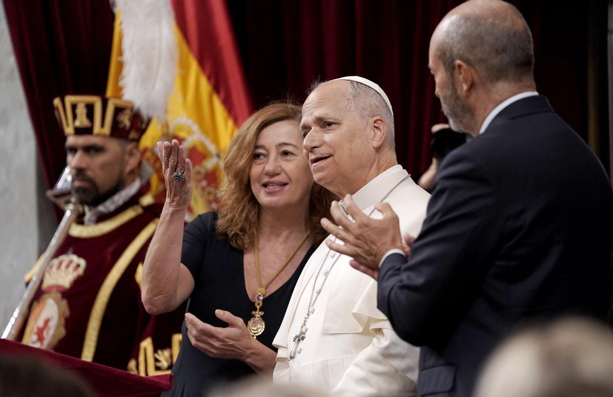 Tots els regals que ha rebut el Papa en el seu viatge a Espanya: de les monedes commemoratives de l’‘Any Gaudí’ a un bonsai de 13 anys