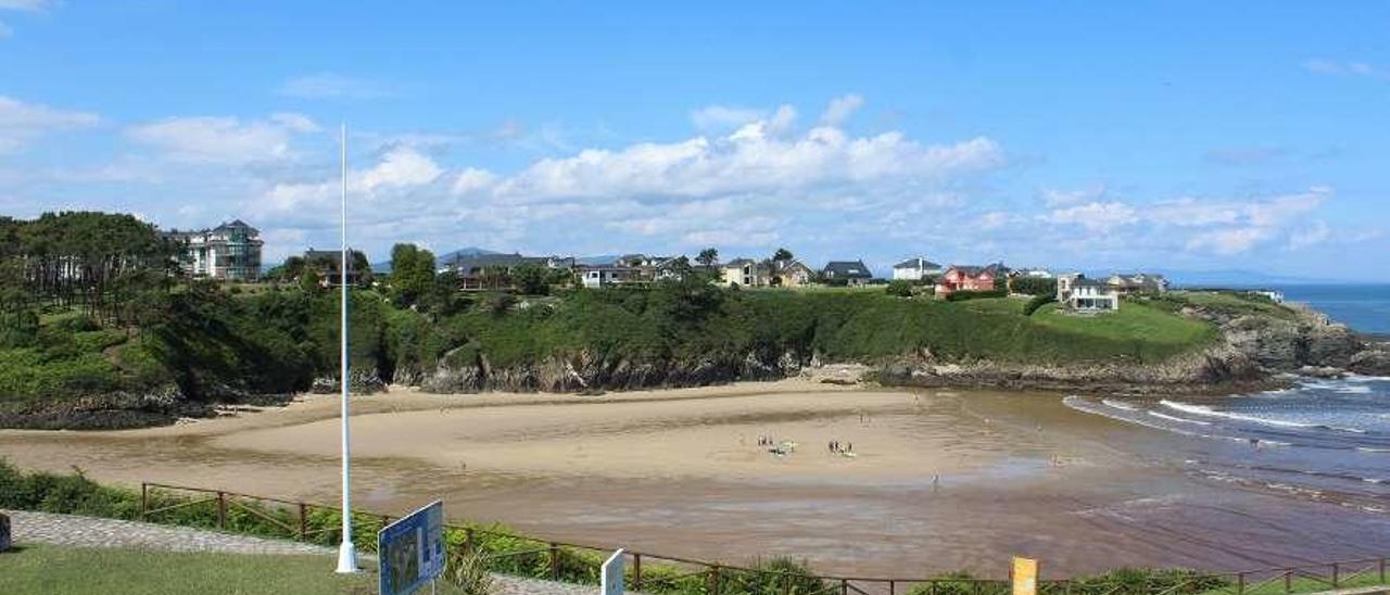 Vista de la playa de Tapia, con el mástil donde ondeaba la bandera azul, a la izquierda, ya vacío.