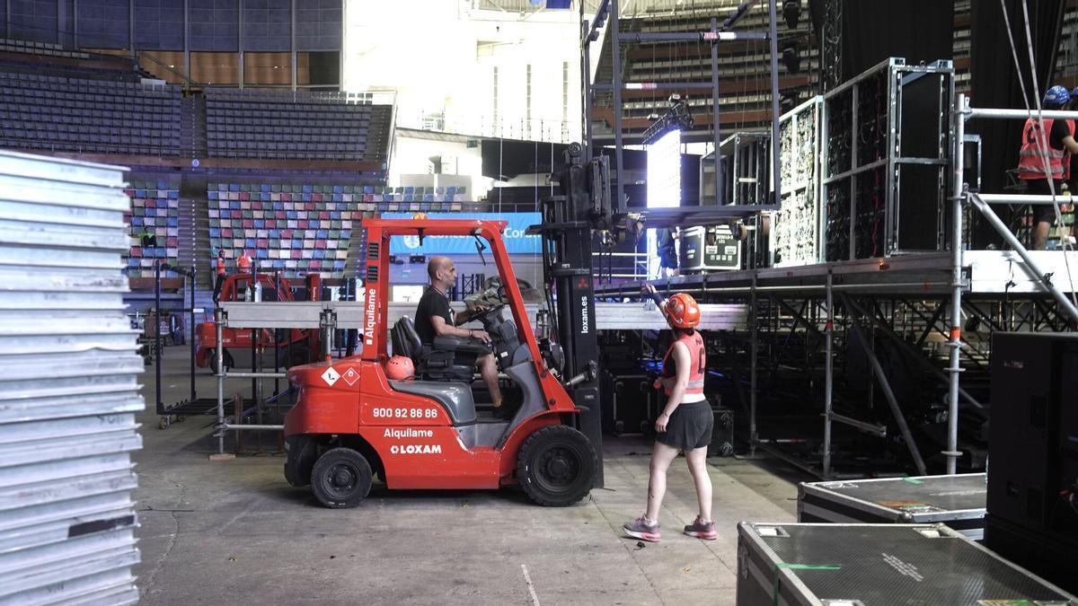 Montaje del escenario en el Coliseum de la gira de Aitana 'Cuarto Azul'