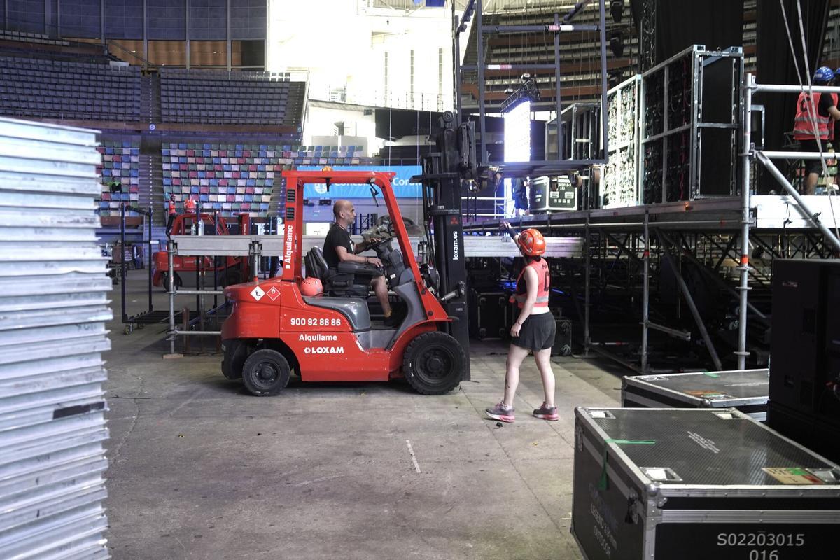 Seguidoras de Aitana acampan a las puertas del Coliseum mientras los operarios llevan a cabo el montaje del escenario para el concierto de este miércoles.