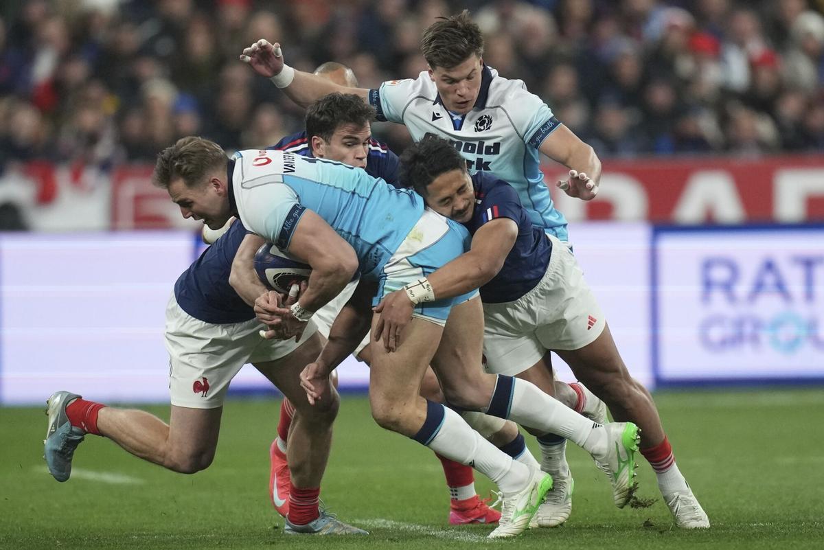 Duhan van der Merwe es placado en el partido del Seis Naciones entre Francia y Escocia