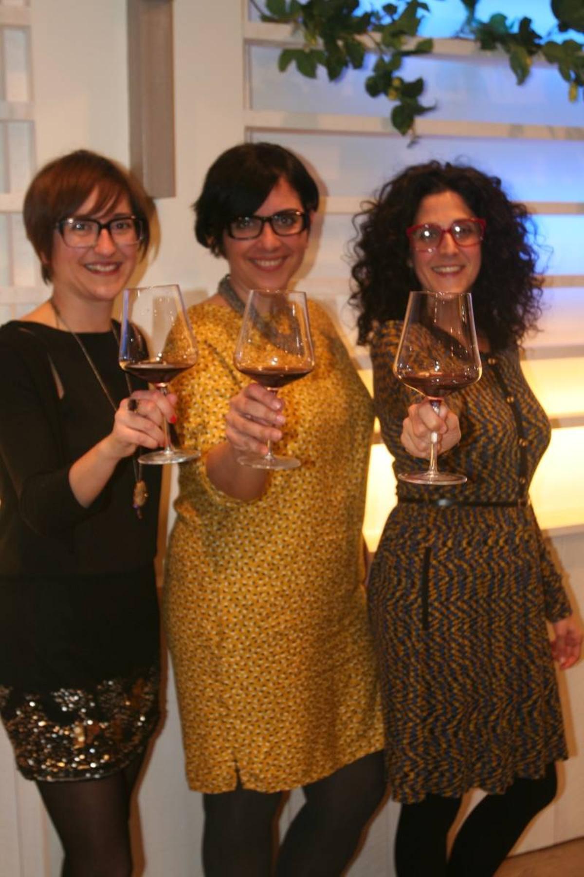 Mujeres, tapas y vino en el Vetula