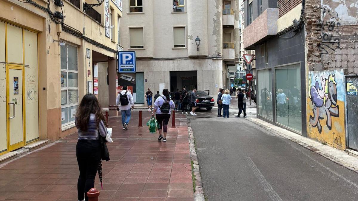 Coche empotrado en Alzira.