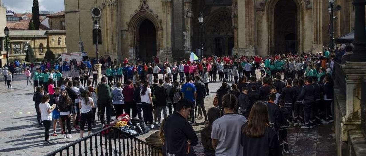Celebraciones del Día de la Educación Física en la plaza de la Catedral de Oviedo.