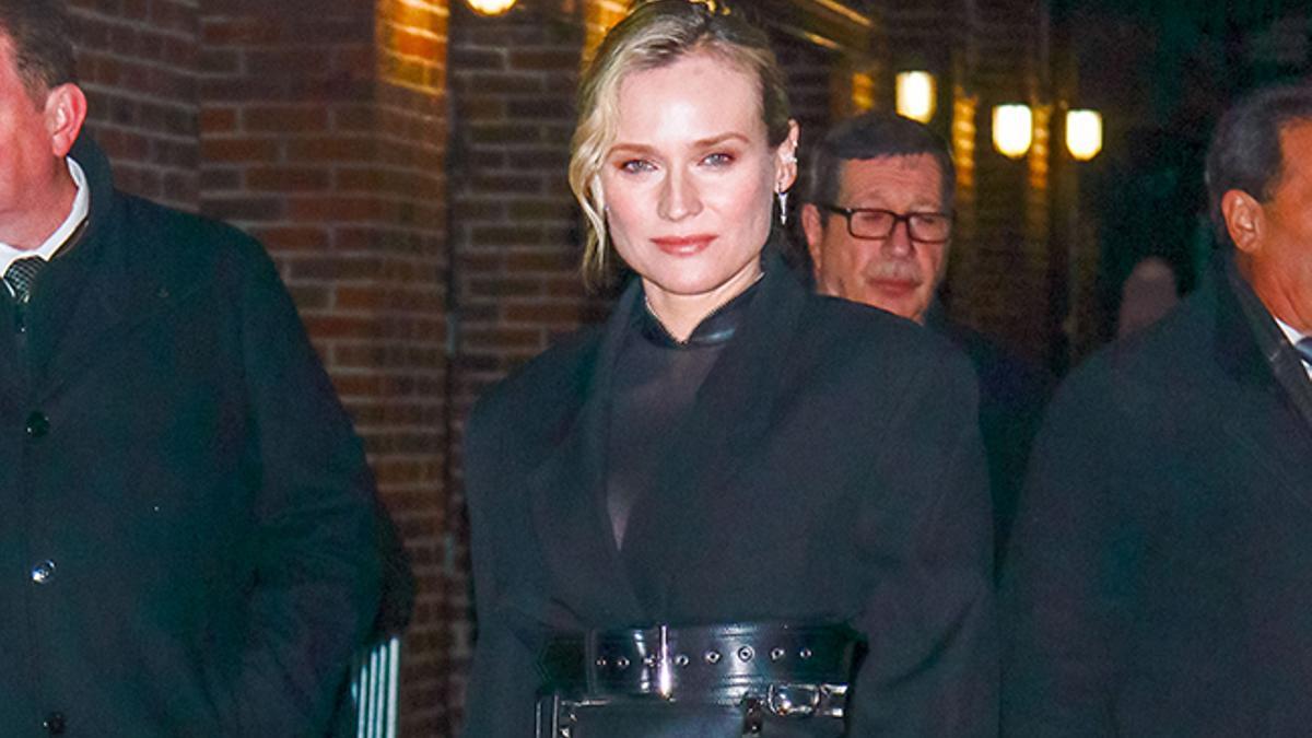 Detalle de Diane Kruger con americana y cinturón por las calles de Nueva York