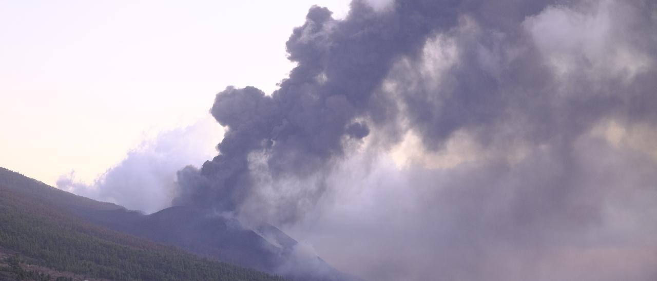 Columna de gases y cenizas en el volcán de La Palma.