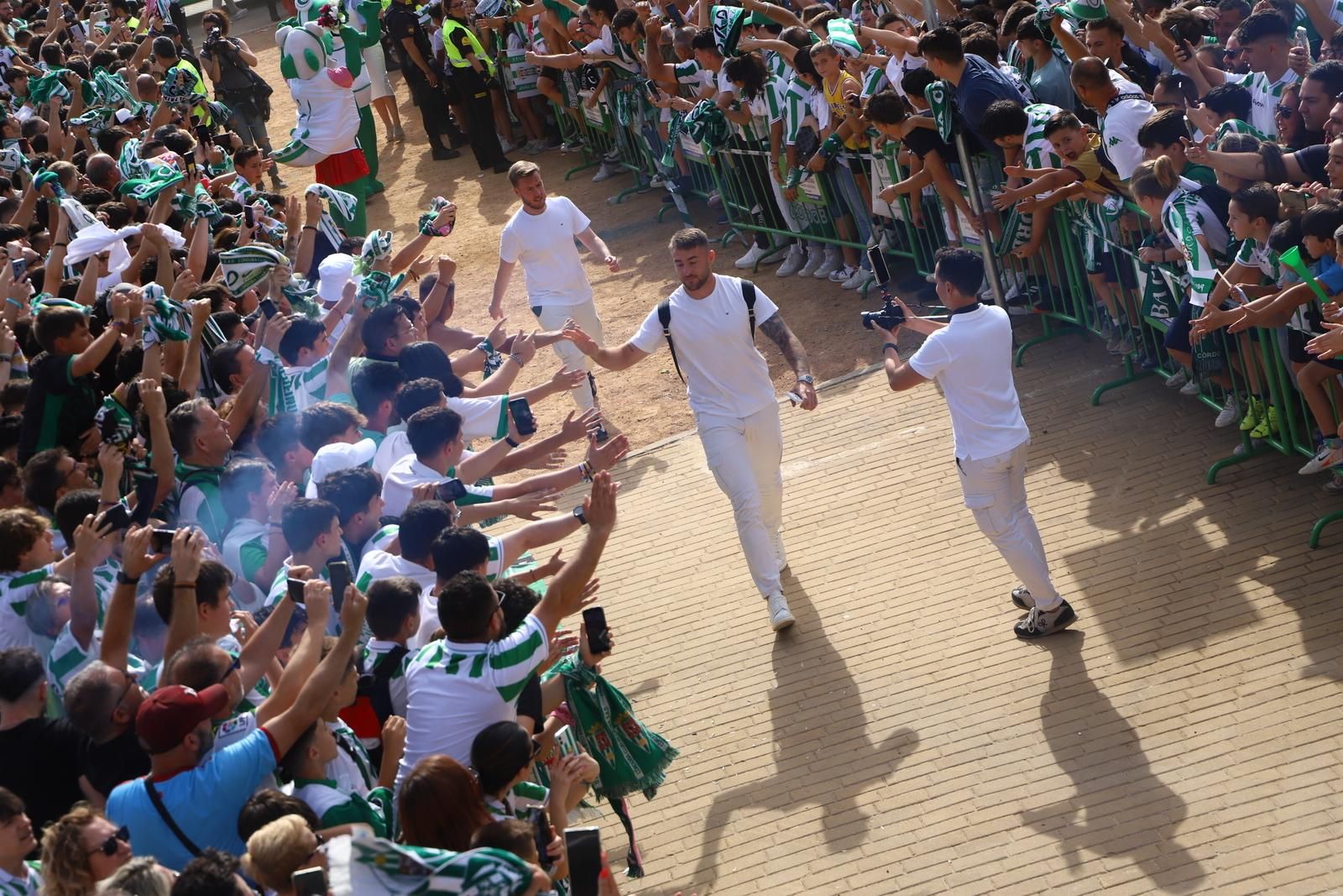 Córdoba CF-Ponferradina | El espectáculo de los aficionados en la Fan Zone de El Arcángel