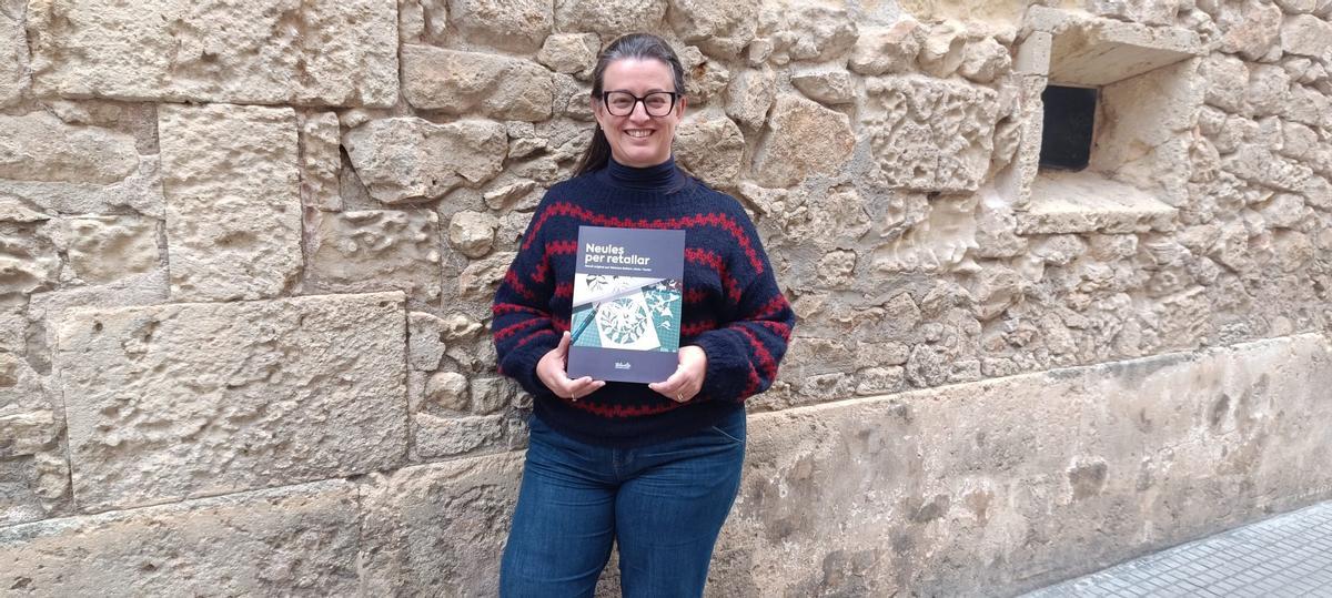 Bàrbara Llinàs con su libro en Manacor.