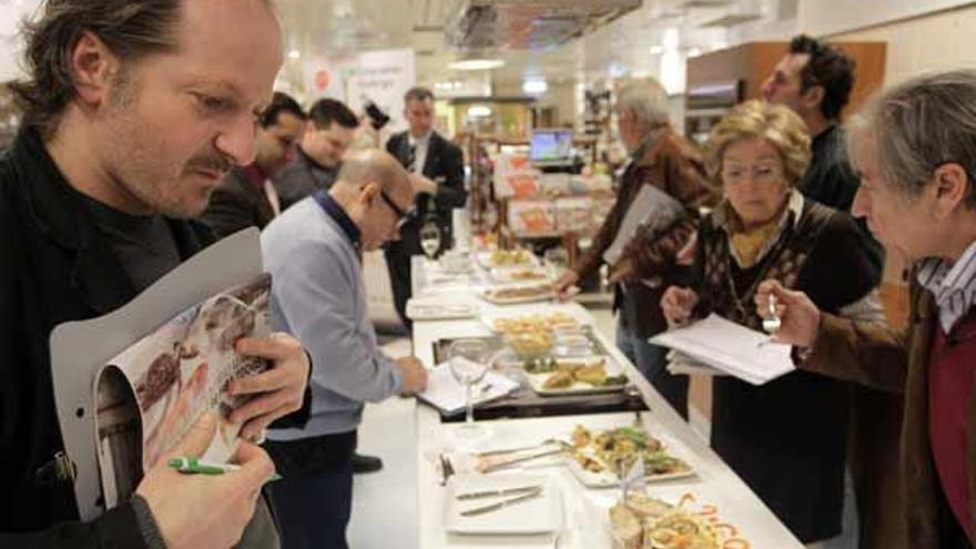 El jurado de la semifinal de Vigo, durante la degustación.