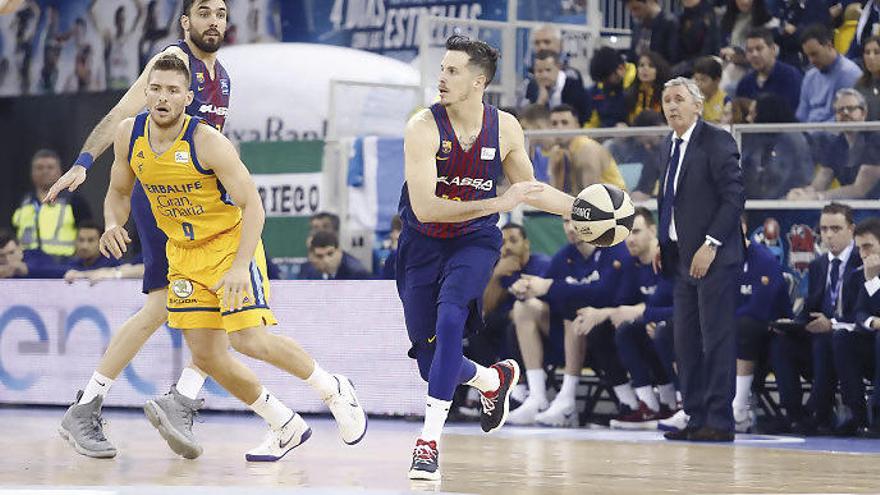 Heurtel dirige el juego del Barcelona durante el partido de ayer. // ACB