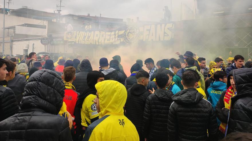 Los aficionados del Villarreal esperando la salida del autobús del equipo en Miralcamp