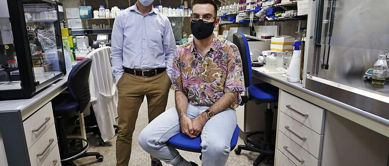 Felipe Lombó y el doctorando Ignacio Gutiérrez del Río, en su laboratorio, en la Facultad de Medicina de Oviedo. | Luisma Murias