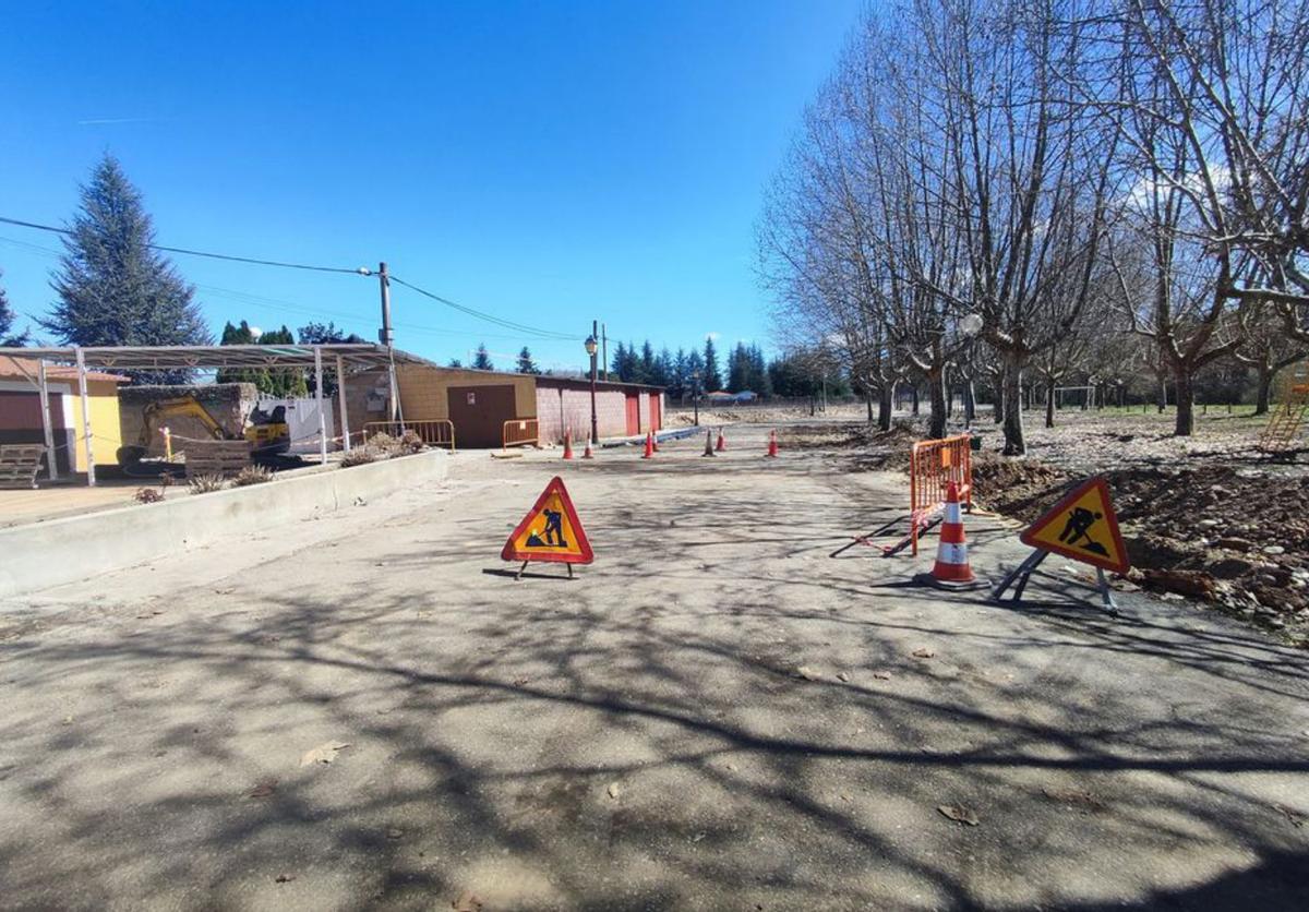 Parte de la urbanización permanece cortada y una buena parte de las viviendas ya está conectada a la red de abastecimiento del Tera. | J. A. G.