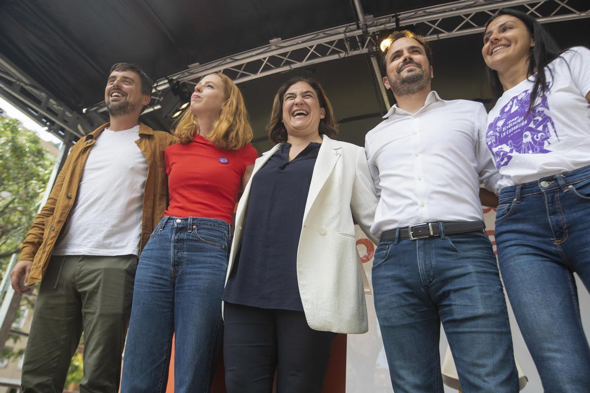 En el centro, Lilith Verstrynge, Ada Colau y Alberto Garzón este domingo en Barcelona.