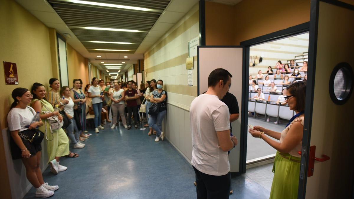 Opositores antes de comenzar el examen.