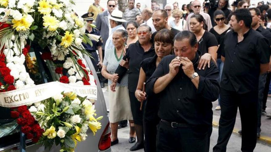 Los padres y hermanos de Mari Paz acompañan el cortejo fúnebre camino del cementerio municipal de Dolores.