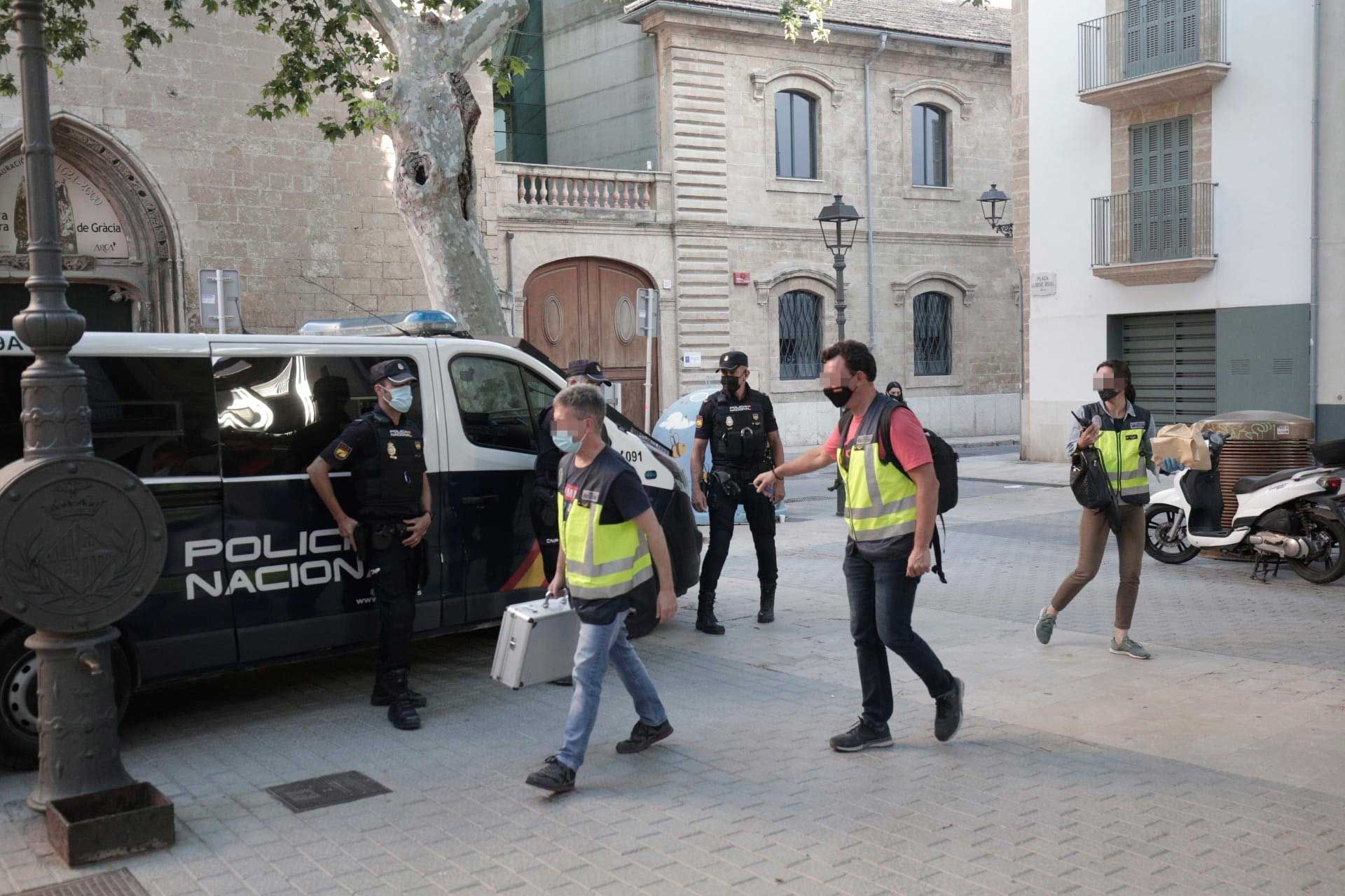 La Policía toma la plaza Llorenç Bisbal en busca de los responsables del tiroteo de Son Gotleu