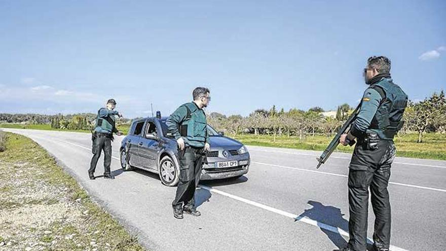 Tres agentes de la Guardia Civil durante el operativo de búsqueda tras el tiroteo en Porreres.