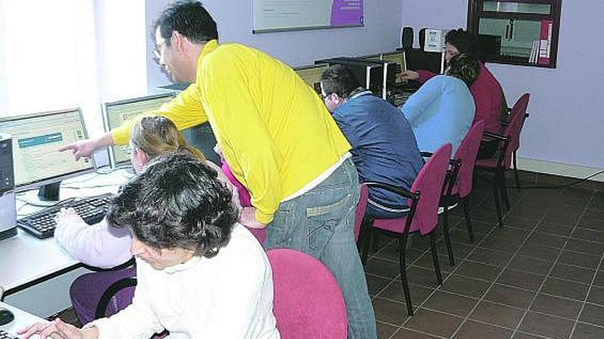 Los participantes prueban la herramienta de compra por internet en el centro riosellano.