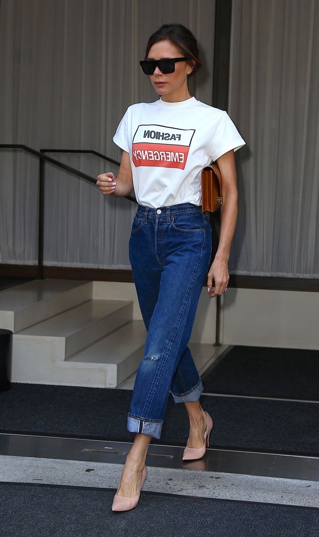 Look de Victoria Beckham en Nueva York con la camiseta 'Fashion Emergency' de Giovanna Battaglia