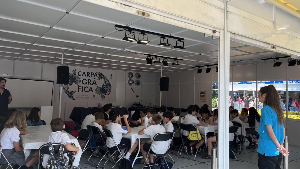 Alumnos del colegio Maristas en el taller de fanzine.