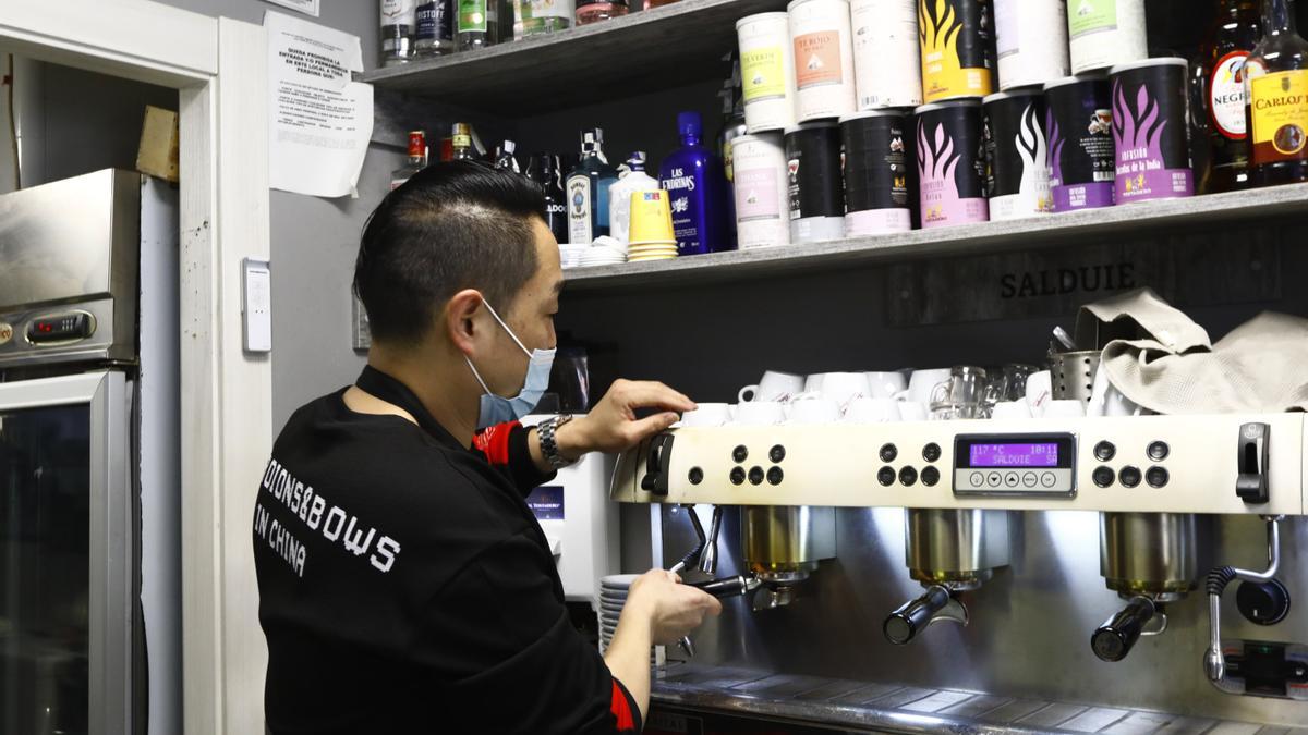 Han prepara un café en Casa Salduie, en Cesaraugusto.