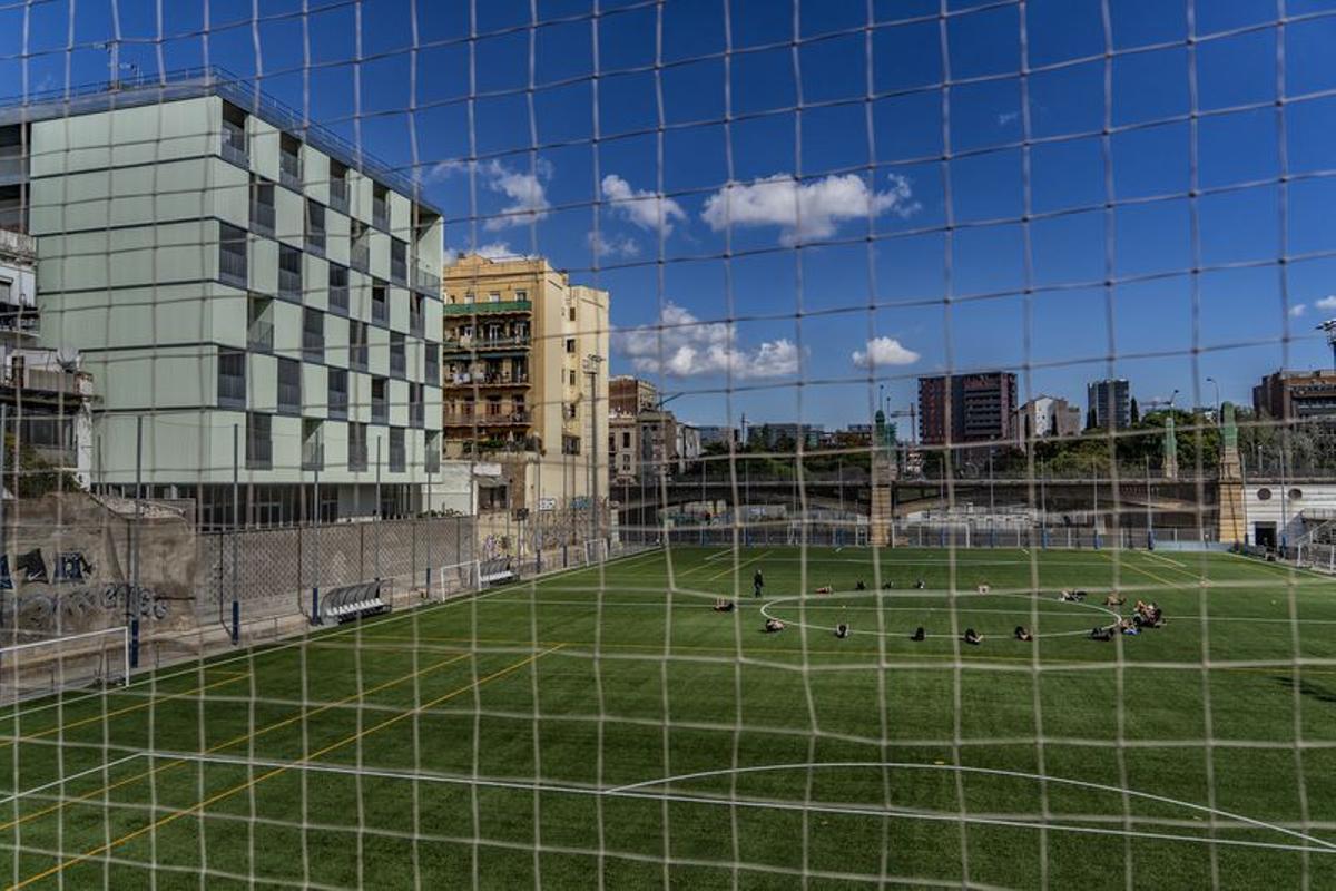 Renovació de la gespa artificial i altres millores en 17 camps de futbol de Barcelona