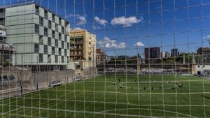 Renovació de la gespa artificial i altres millores en 17 camps de futbol de Barcelona