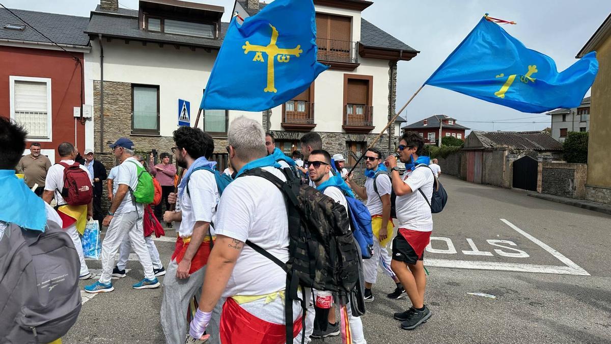 Momento de la jira de las fiestas locales de Puerto de Vega.