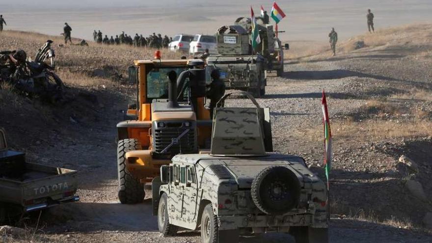 Una columna de &quot;peshmergas&quot; kurdos avanza hacia el frente de Mosul en el inicio de la ofensiva. // Reuters