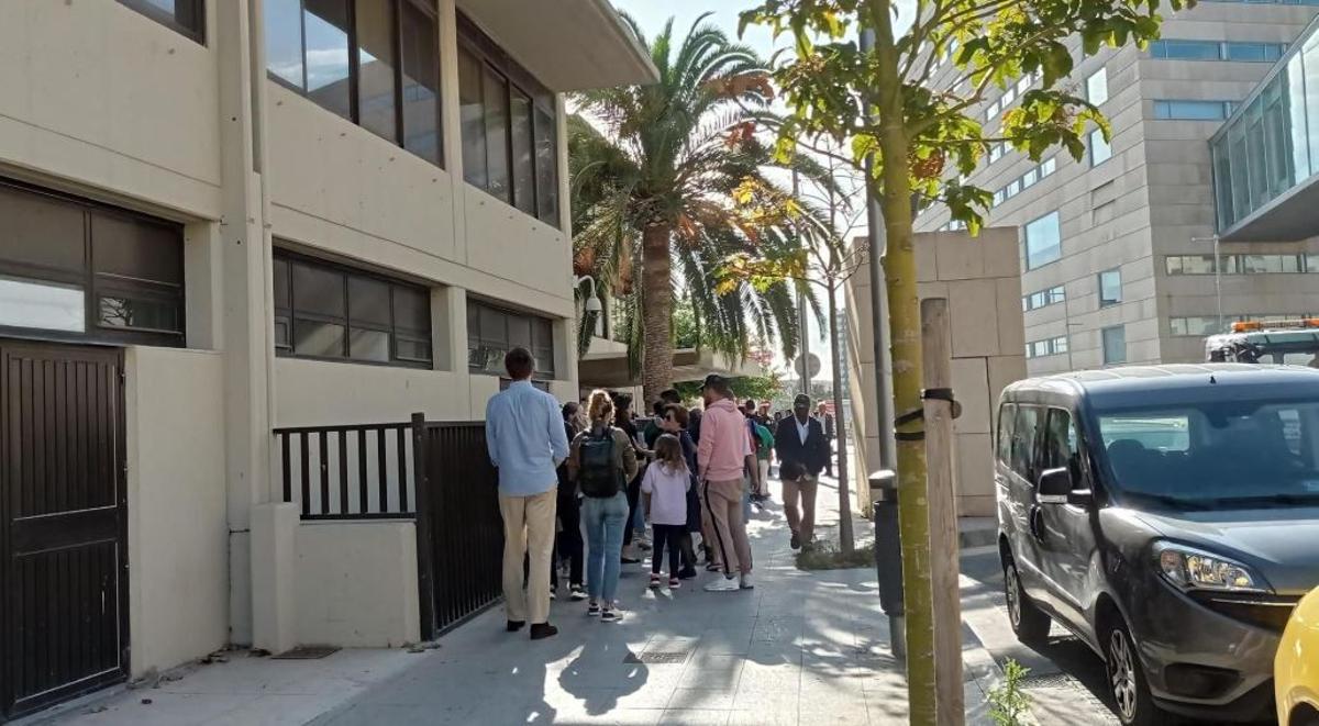 Schlange vor der Ausländerbehörde in Palma
