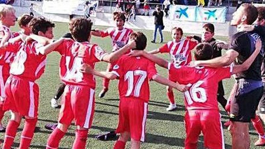 L&#039;equip aleví del Girona celebra el títol aconseguit al Torneig Motorcat