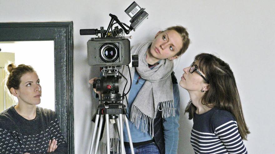 Gianna Badiali, Aska Khmelova y Noelia Muíño, en el rodaje de &quot;The widow&quot; en Nueva York. // William Xu