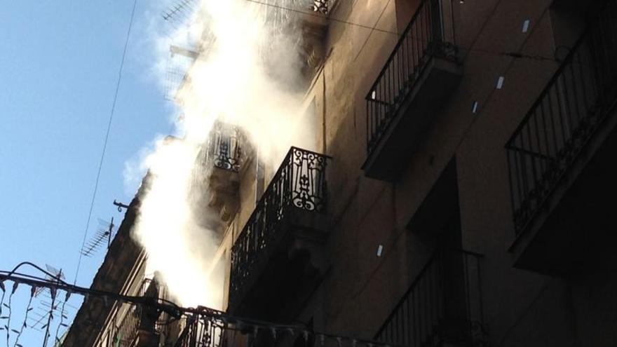 Fum sortint de l&#039;habitatge afectat pel foc.