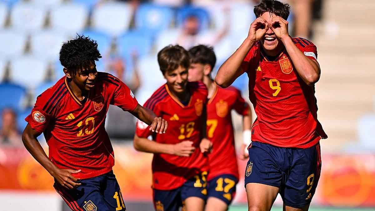 Marc Guiu celebra un gol con la selección española sub-17