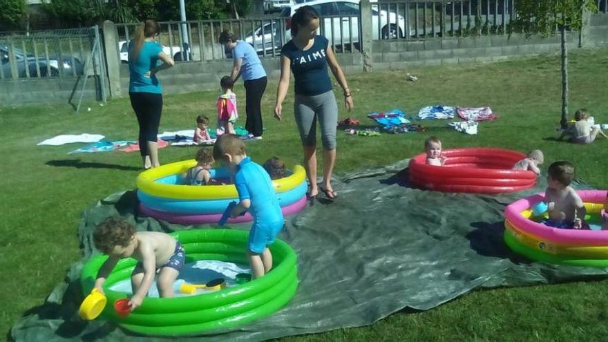 Los peques del Bernardo Sopeña se bañan al sol