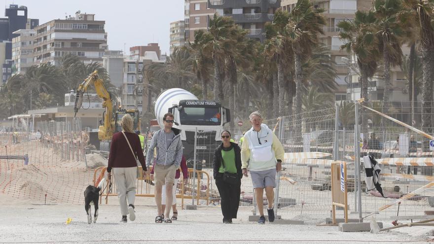 Una Semana Santa entre excavadoras: los turistas recorren Playa de San Juan en obras
