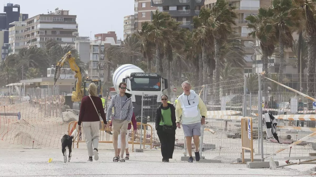 Una Semana Santa entre excavadoras: los turistas recorren Playa de San Juan en obras