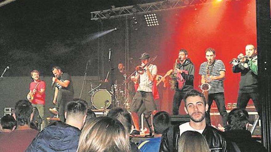 Pepet y Marieta y La Kinky Band conquistan el Gelafest de L’Alcora