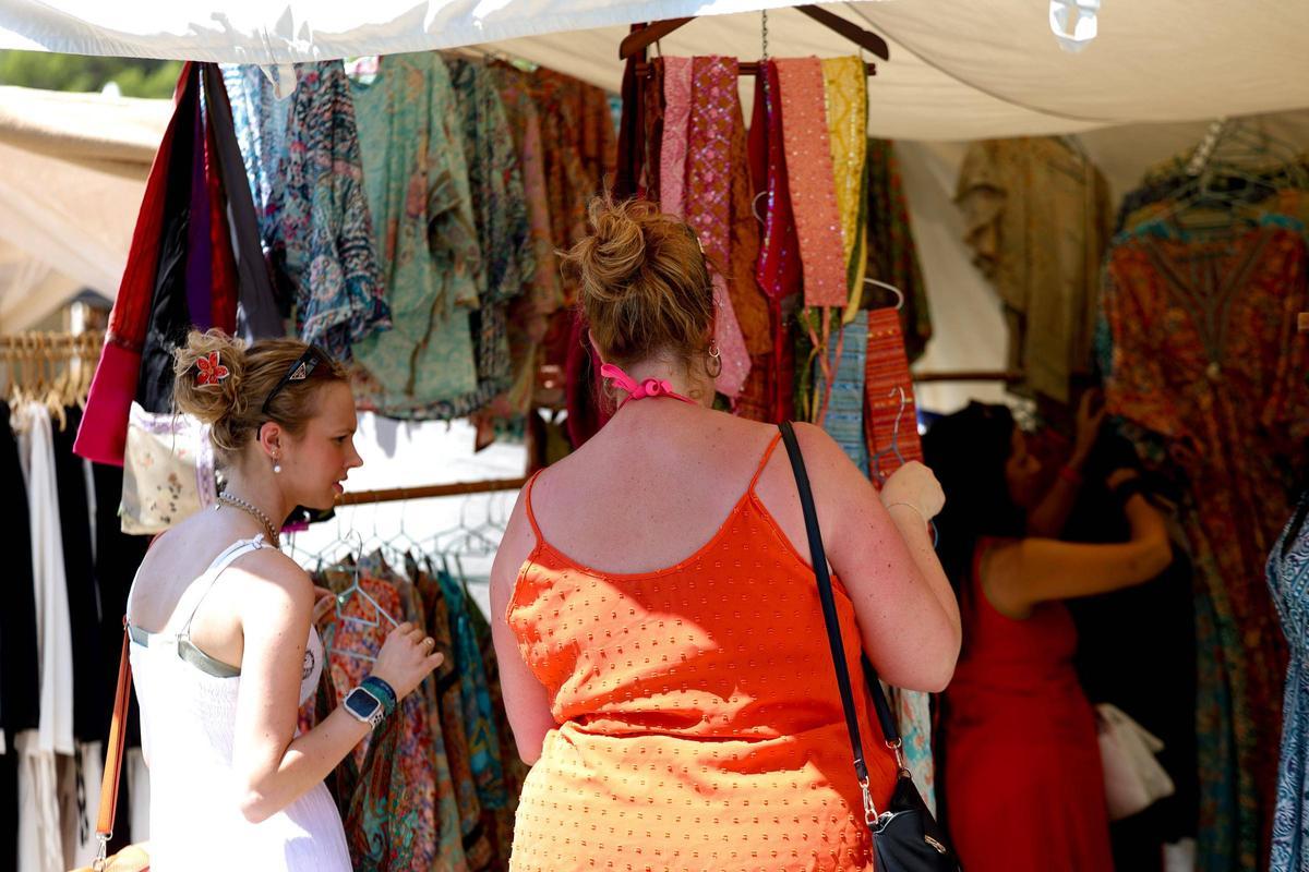 El emblemático mercadillo hippie de Punta Arabí, en imágenes