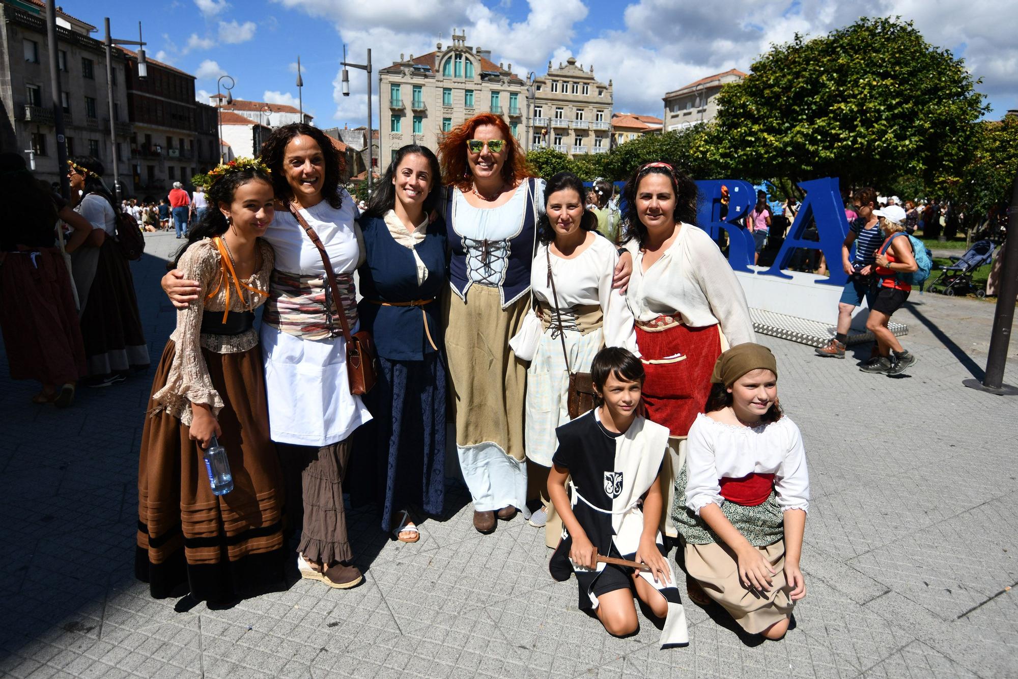 Cortesanos, bufones, damas y caballeros celebran el retorno de su señor: la Feira Franca anima Pontevedra