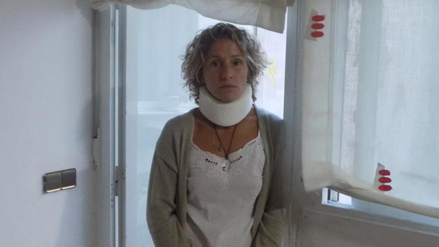 Maria Teresa Gibert amb el collaret ortopèdic a casa seva