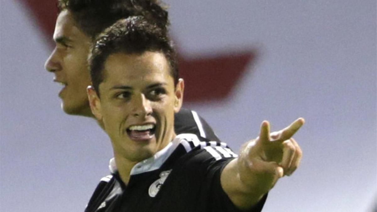 Chicharito y Varane, en un partido con el Real Madrid