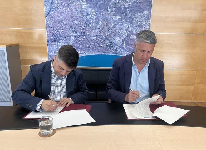 El nuevo gerente del Ayuntamiento de Badalona, Jofre Clofent Calsapeu, firma su contrato junto al alcalde Albiol